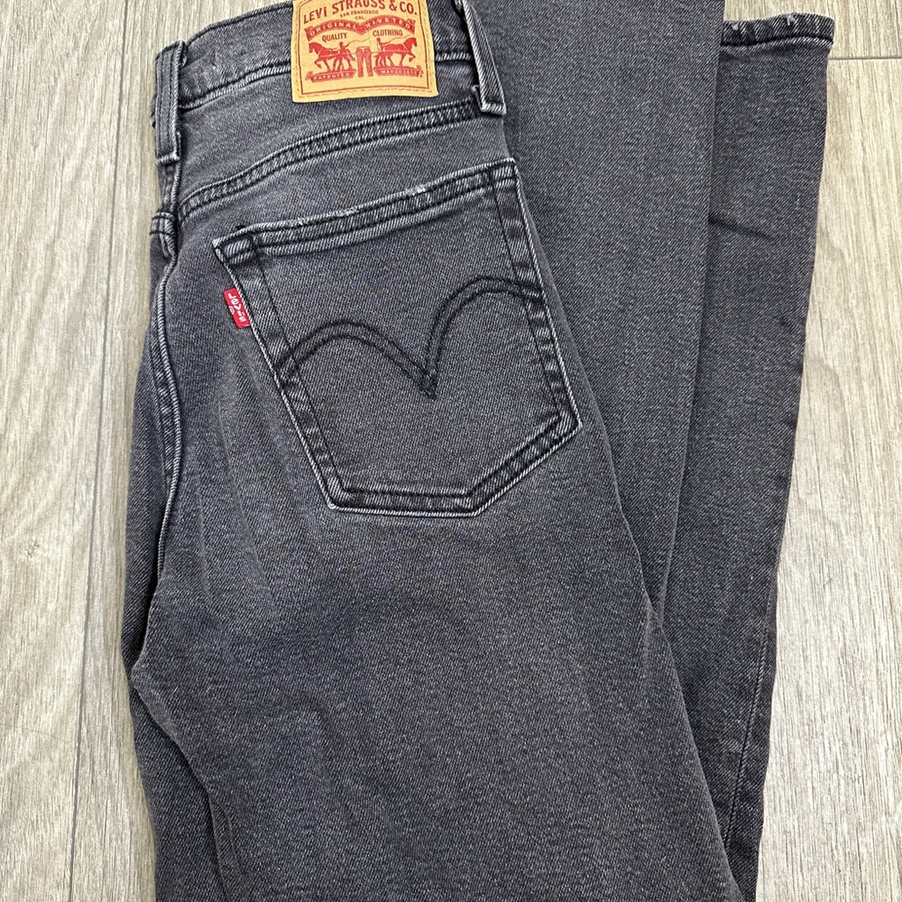 Levi’s Wedgie Straight Charcoal Distressed Jeans Size 27